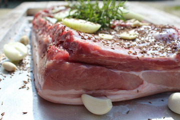 Der Schweinsbraten ist gewürzt und vorbereitet für den Ofen.