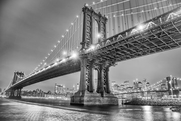 Fototapeta na wymiar Bridges of New York City at night