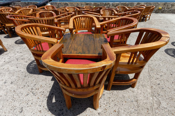 Stoliki ogródka restauracji © Miroslaw