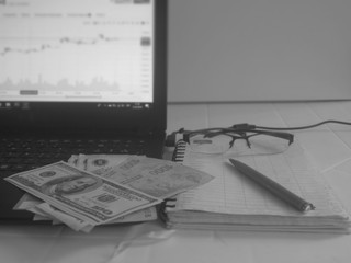 escritorio de un analista de mercados