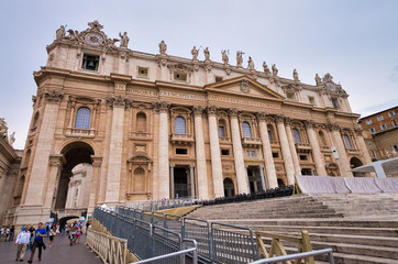 Obraz premium ROME, ITALY - JUNE 2014: Tourists visit St Peter Square in Vatican. The city attracts 15 million people annually