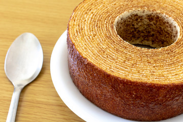 切った茶色いバームクーヘン