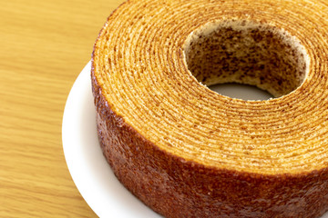 切った茶色いバームクーヘン