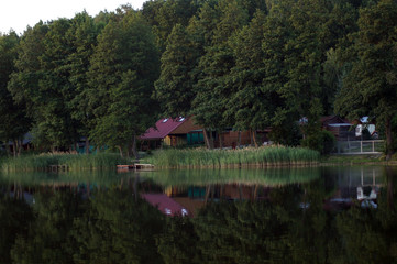 Fototapeta na wymiar Blick auf gemütliche Bungalows am Ufer eines See in Polen