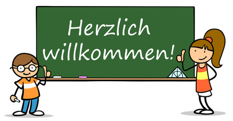 Zwei Kinder begr&uuml;&szlig;en Mitsch&uuml;ler vor Tafel in der Schule