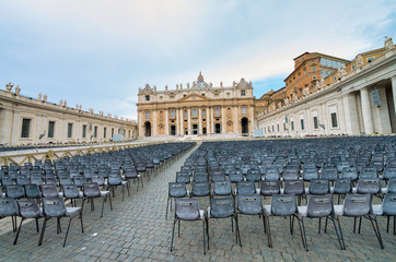 Naklejka premium ROME, ITALY - JUNE 2014: Tourists visit St Peter Square in Vatican. The city attracts 15 million people annually
