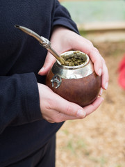manos con calabaza de yerba mate