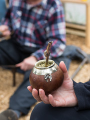 mano sujetando calabaza y bombillo yerba mate