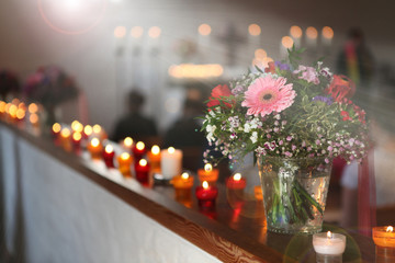 Lichtstrahlen und Blumen in einer Kirche - obrazy, fototapety, plakaty