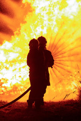 Pompiers face aux flammes