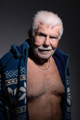 Senior älterer Mann sexy Oberkörper frei