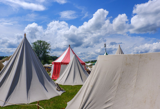 Zelte auf der Festwiese beim Mittelalterfest