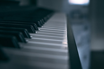 Piano en una habitación cerrada con luz entrando por la ventana