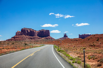 Fototapeta premium Monument Valley highway, Tribal Park in the Arizona-Utah border, USA