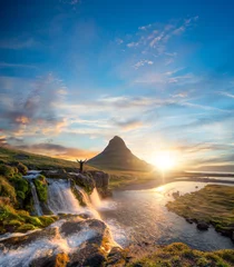 Photo sur Plexiglas Kirkjufell Homme devant la montagne de Kirkjufell, Islande