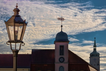 rathausturm und turm der wenzeslaikirche in wurzen im abendlicht, deutschland