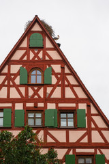 Storch sitzt auf dem Dach