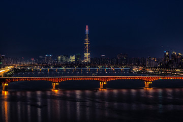 Fototapeta na wymiar Lotte tower and seongsu bridge