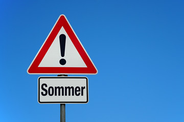 Sommer mit Achtung Schild