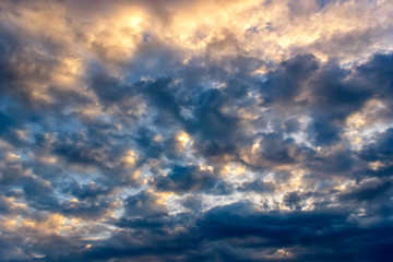 Fototapeta premium Colorful dramatic sky with cloud and sunlight at sunset