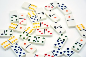 Fichas de dominó de colores sobre fondo blanco