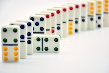 Fichas de dominó de colores puestas en fila