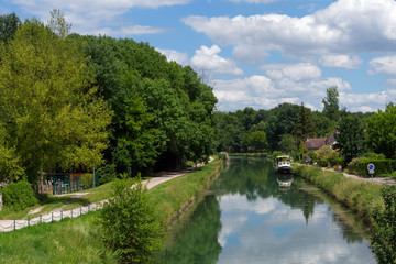 Fototapeta premium Loing canal in the french Gâtinais regional nature park