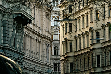 Fototapeta na wymiar Vista de una esquina en Viena, Austria. Arquitectura urbana. Simetría entre edificios y ventanas. Lineas rectas. 