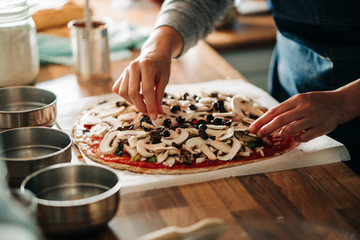 making homemade vegetarian pizza