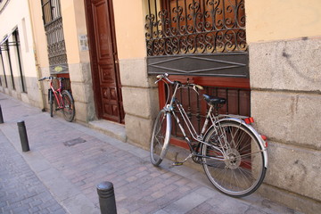 bicicletas en una calle del centro de Madrid, Espa&ntilde;a