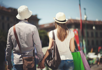 Happy couple of turists shopping in the city