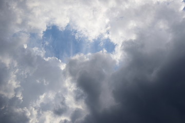 Blauer Himmel bricht durch dunkle Wolken - Wolkenbilder