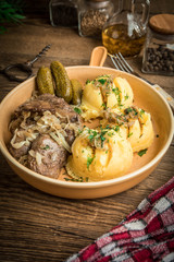 Fried chicken liver with onion served with mashed potatoes and pickled cucumber.