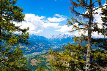 Berg Welt Panorama mit Wolken vor Tannen in den Alpen