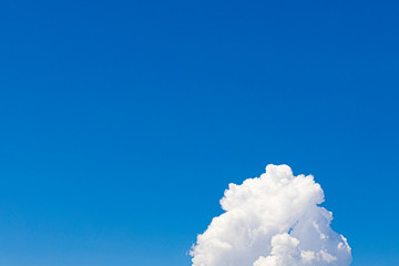 Weiße Wolke am blauen Himmel