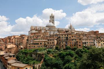 Obraz premium Panoramic view of Siena city with historic buildings and street