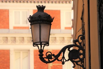 Farola en una calle de Madrid con fondo naranja
