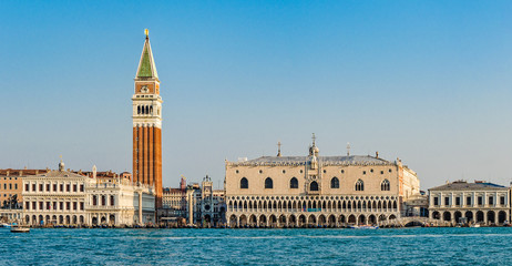 Fototapeta na wymiar Venedig Markusplatz vom Wasser aus