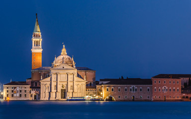 Fototapeta premium Venedig San Giorgio Maggiore zur Blauen Stunde