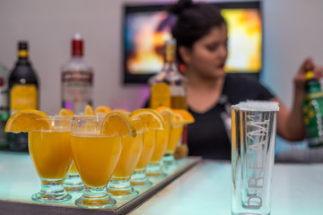 bebidas en copas coloridas para eventos