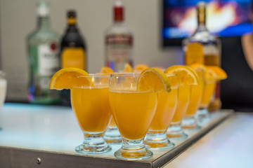 bebidas en copas coloridas para eventos