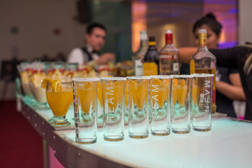 bebidas en copas coloridas para eventos