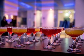 copas de colores con bebidas para fiestas