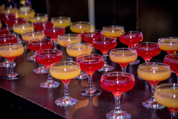 copas de colores con bebidas para fiestas