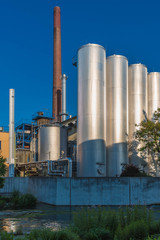 Molkerei mit Kühltürmen, Rohren und Schornstein