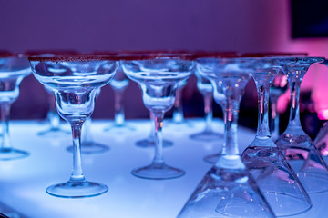 copas de colores con bebidas para fiestas