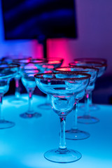 copas de colores con bebidas para fiestas
