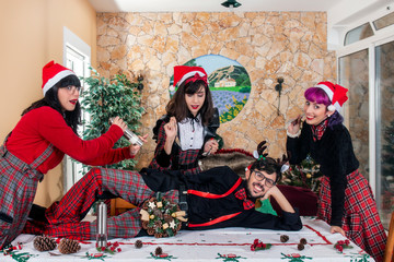 Obraz premium group of friends celebrating christmas spirit