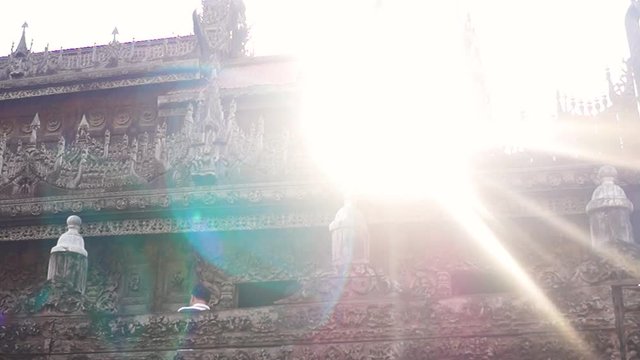 Sonne scheint durch einen Tempel