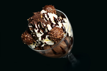 Rocher Eisbecher Schokolade Nuss Eis vor schwarz Hintergrund